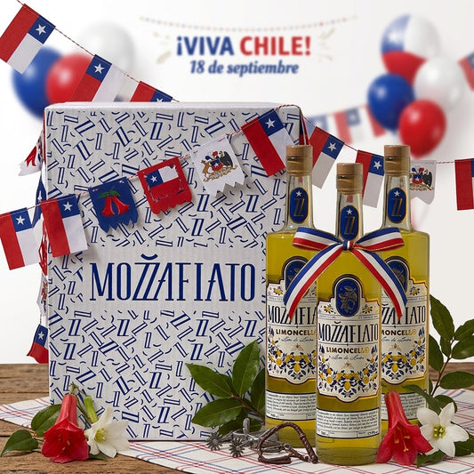 Pack de 3 botellas de Mozzafiato Limoncello en su caja, con banderas chilenas y copihues para el 18 de septiembre